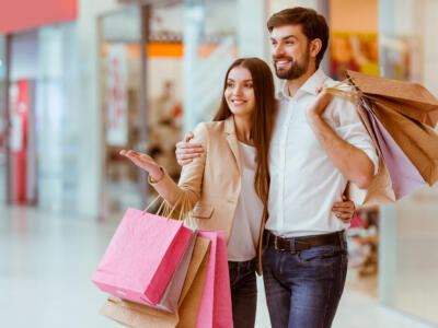 coppia che fa shopping