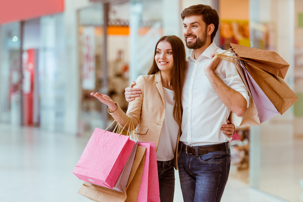 coppia che fa shopping