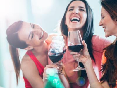 Tre donne brindano con il vino