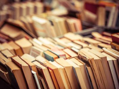Una serie di libri in una biblioteca