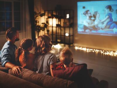 famiglia davanti alla televisione