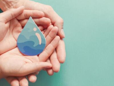 Mani unite e goccia d'acqua