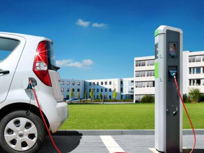 Auto elettrica in carica nella colonnina