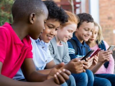 Bambini con smartphone