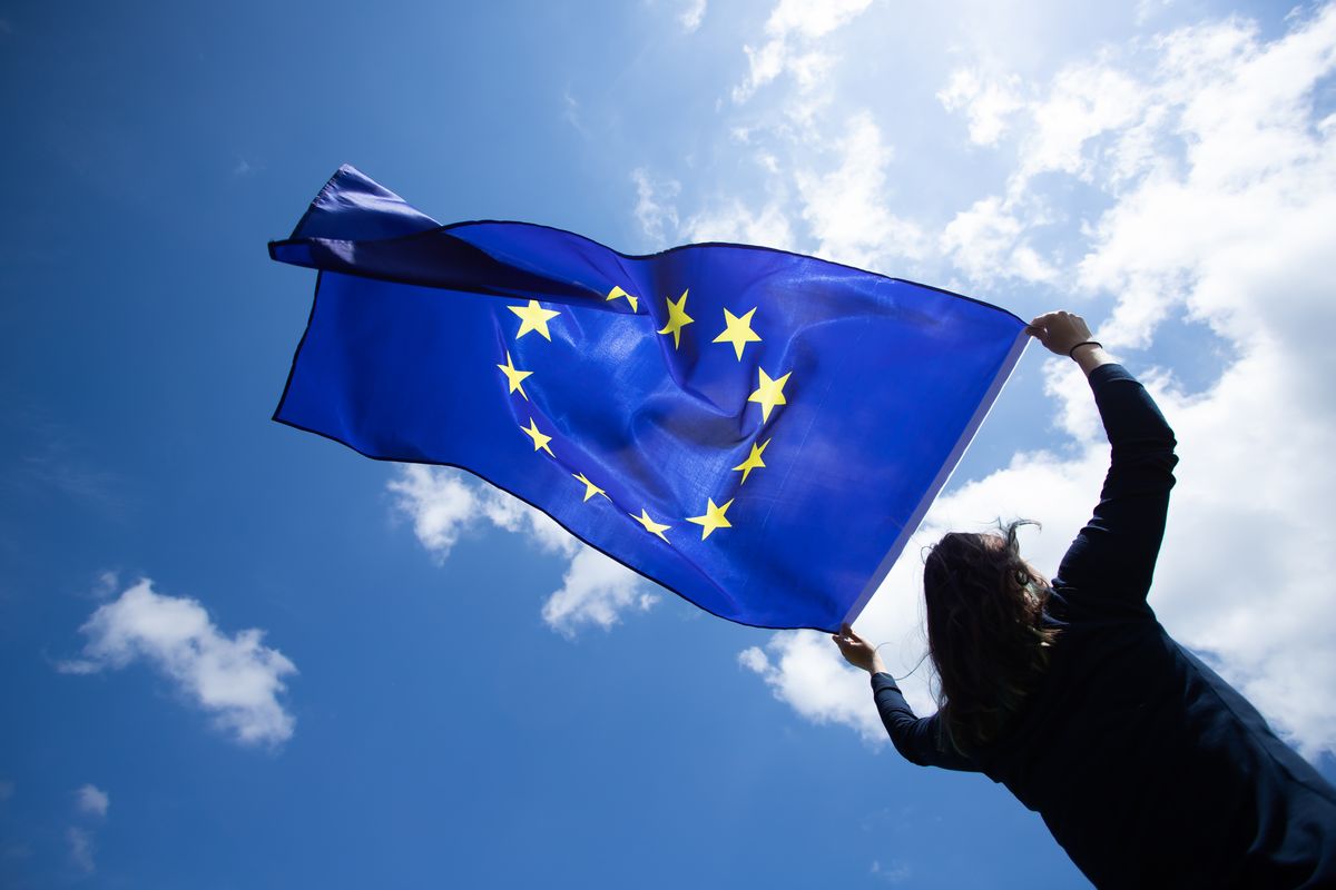 donna con bandiera europea