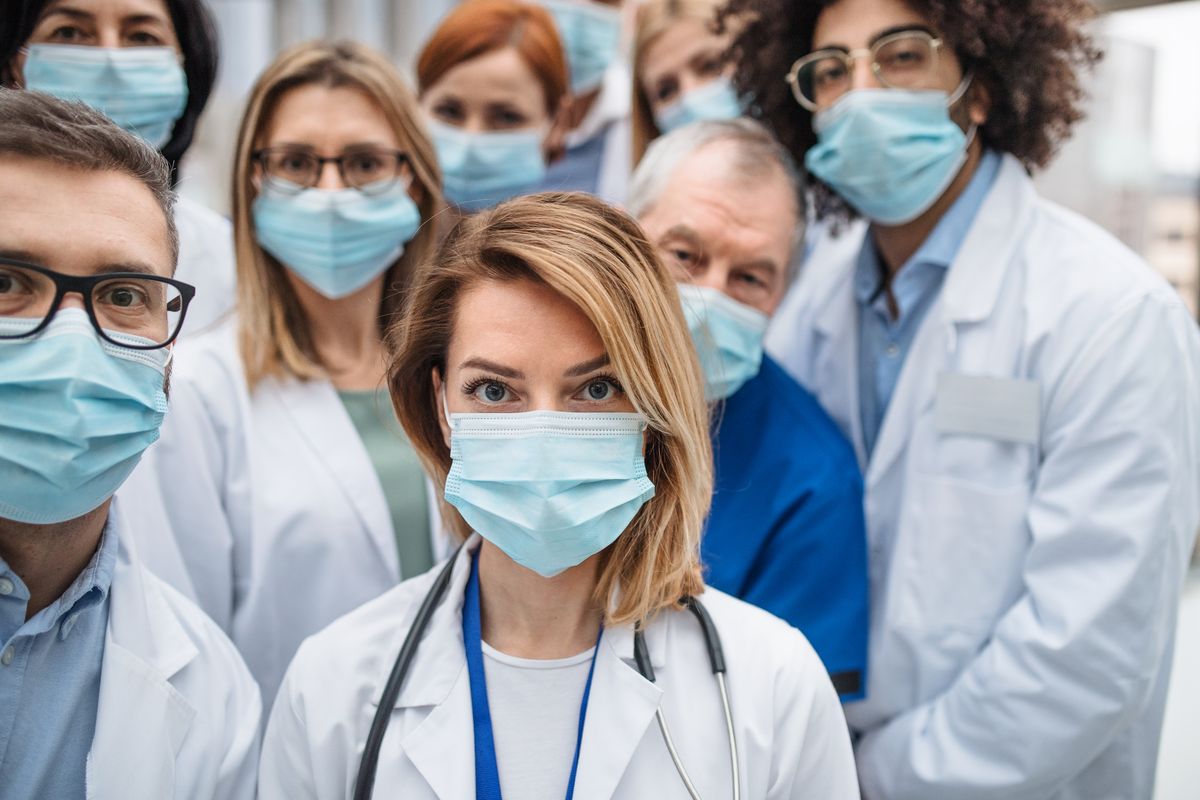 medici e infermieri con mascherine