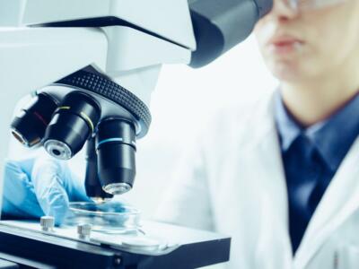 Ricercatrice in laboratorio