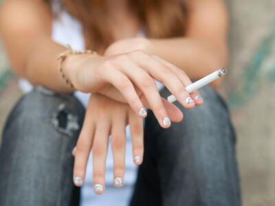 Giovane donna che fuma