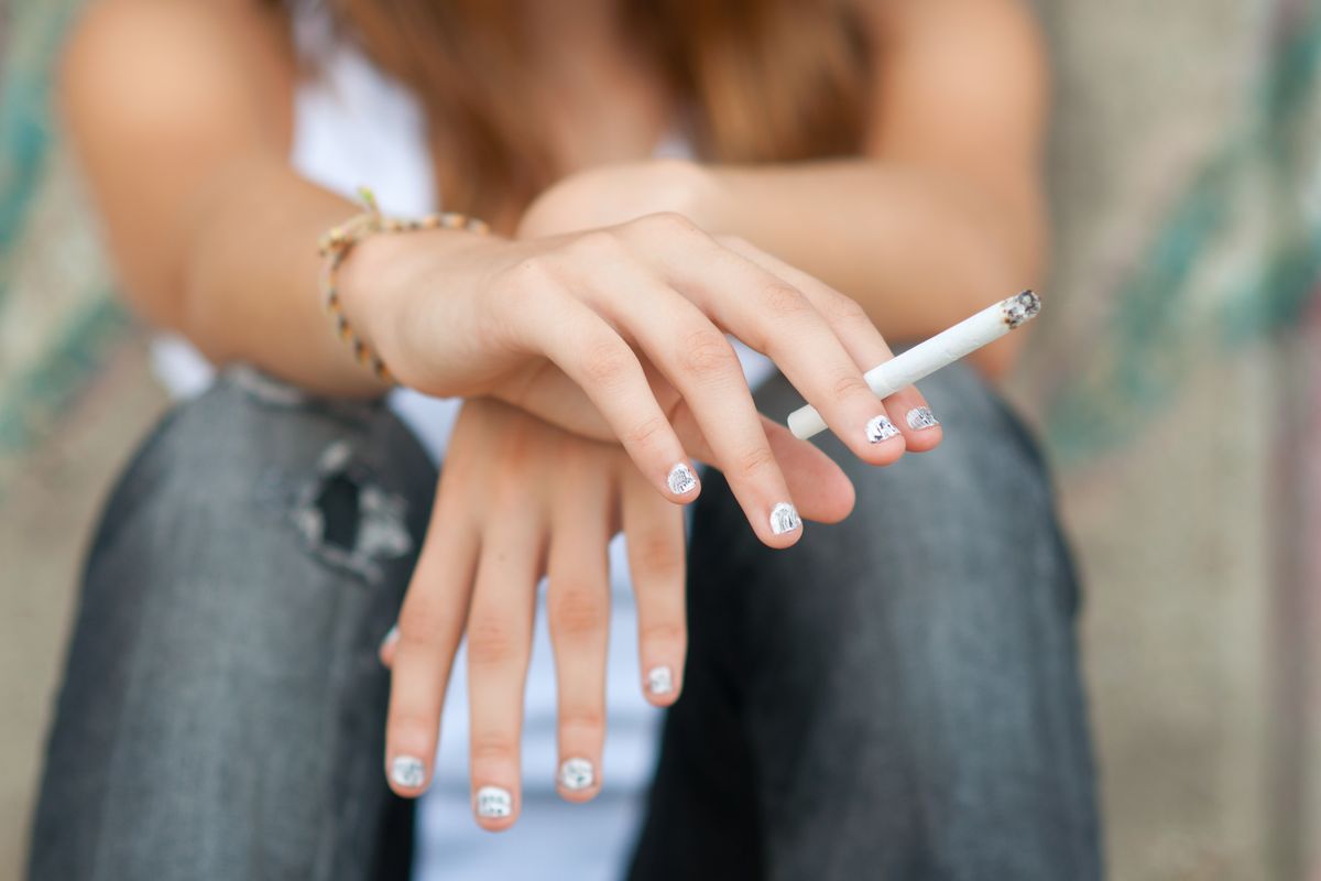 Giovane donna che fuma