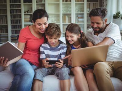 Famiglia su divano