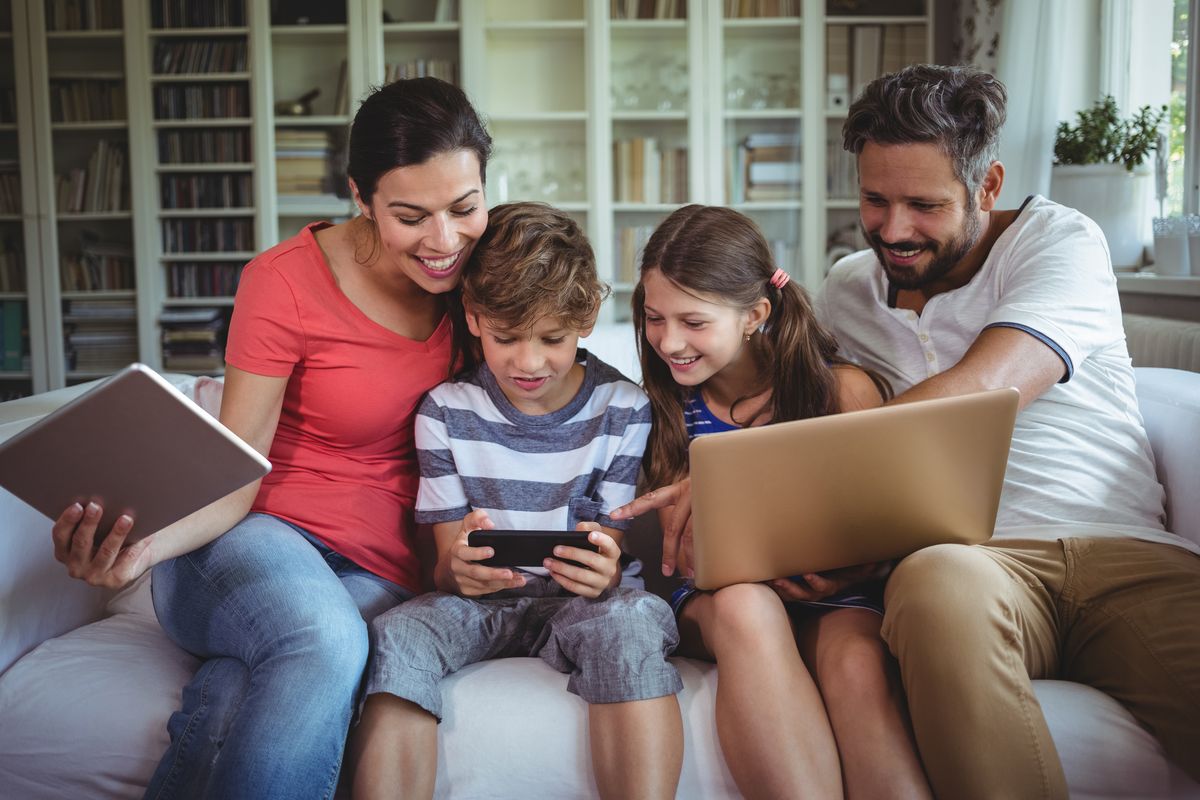 Famiglia su divano