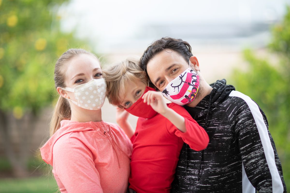 Famiglia che indossa mascherine di stoffa