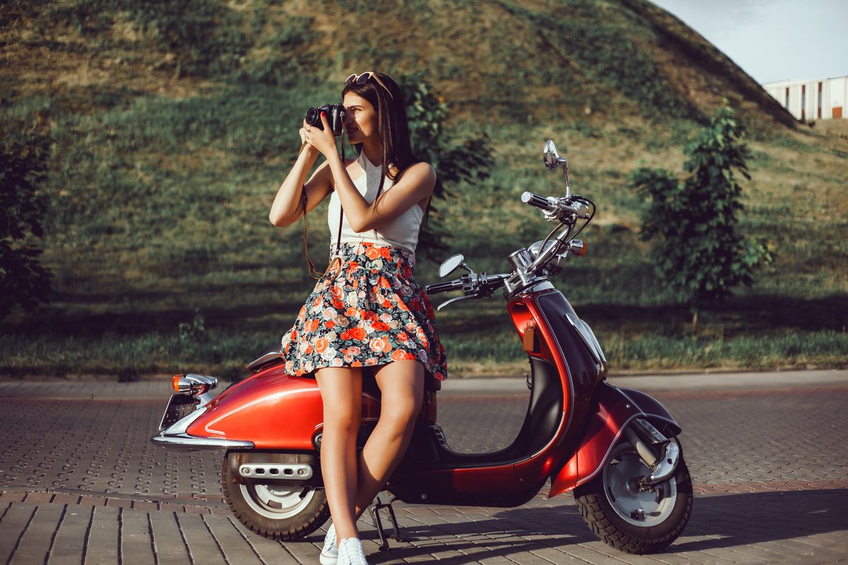 Una ragazza in Vespa