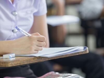 Una studentessa di prepara all'esame di maturità 2021