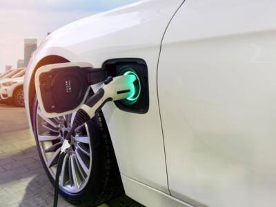 Un'auto elettrica