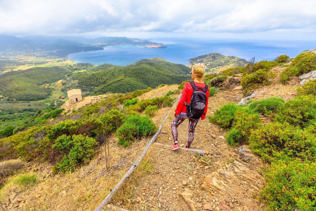 Donna che fa trekking