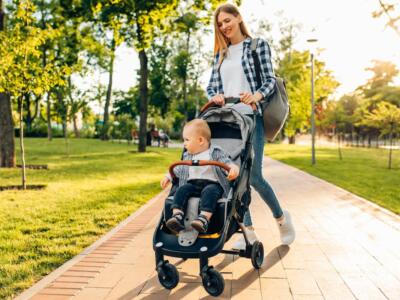 mamma figlio passeggiata parco