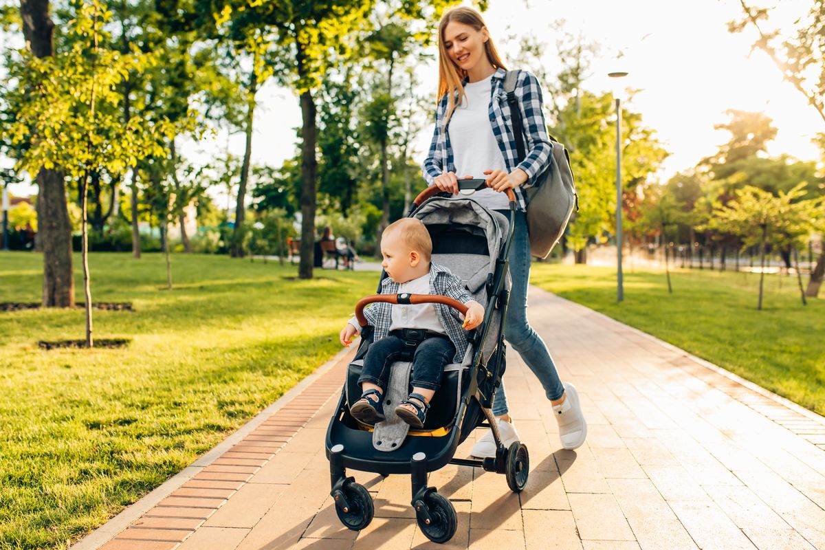 mamma figlio passeggiata parco