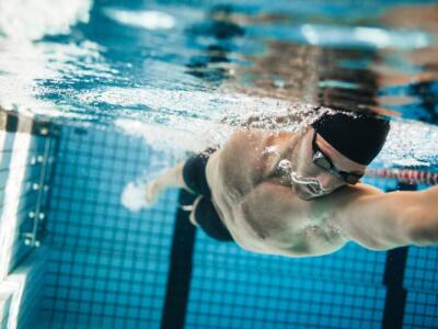 Nuotatore in piscina