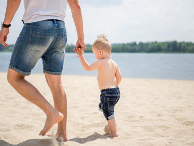 papa figlio mar bagnasciuga spiaggia vacanza