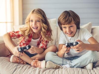Ragazzi che giocano ai videogame