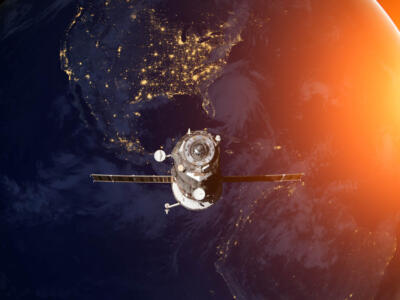satellite navicella spaziale terra