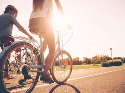Una coppia in bicicletta