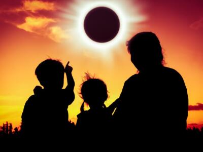 Persone guardano eclissi solare