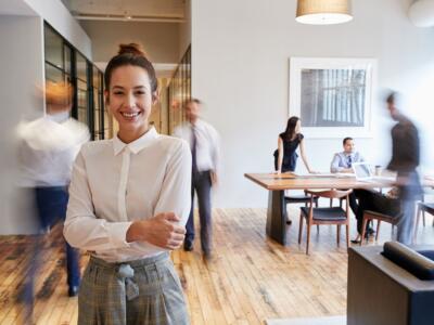 Ragazza a lavoro in ufficio