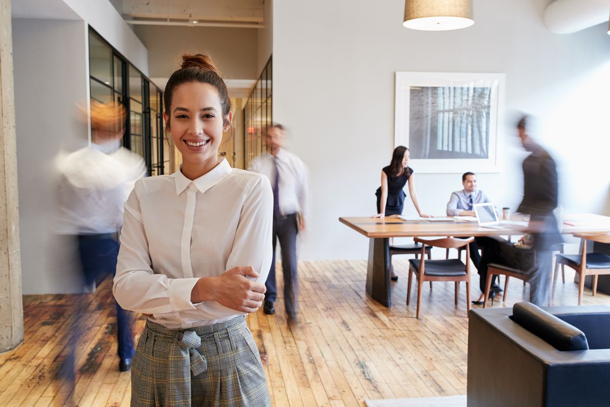 Ragazza a lavoro in ufficio