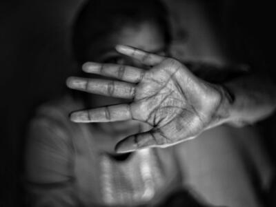 Una mano a difesa delle donne