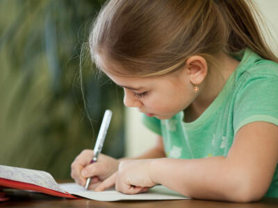 bambina studia