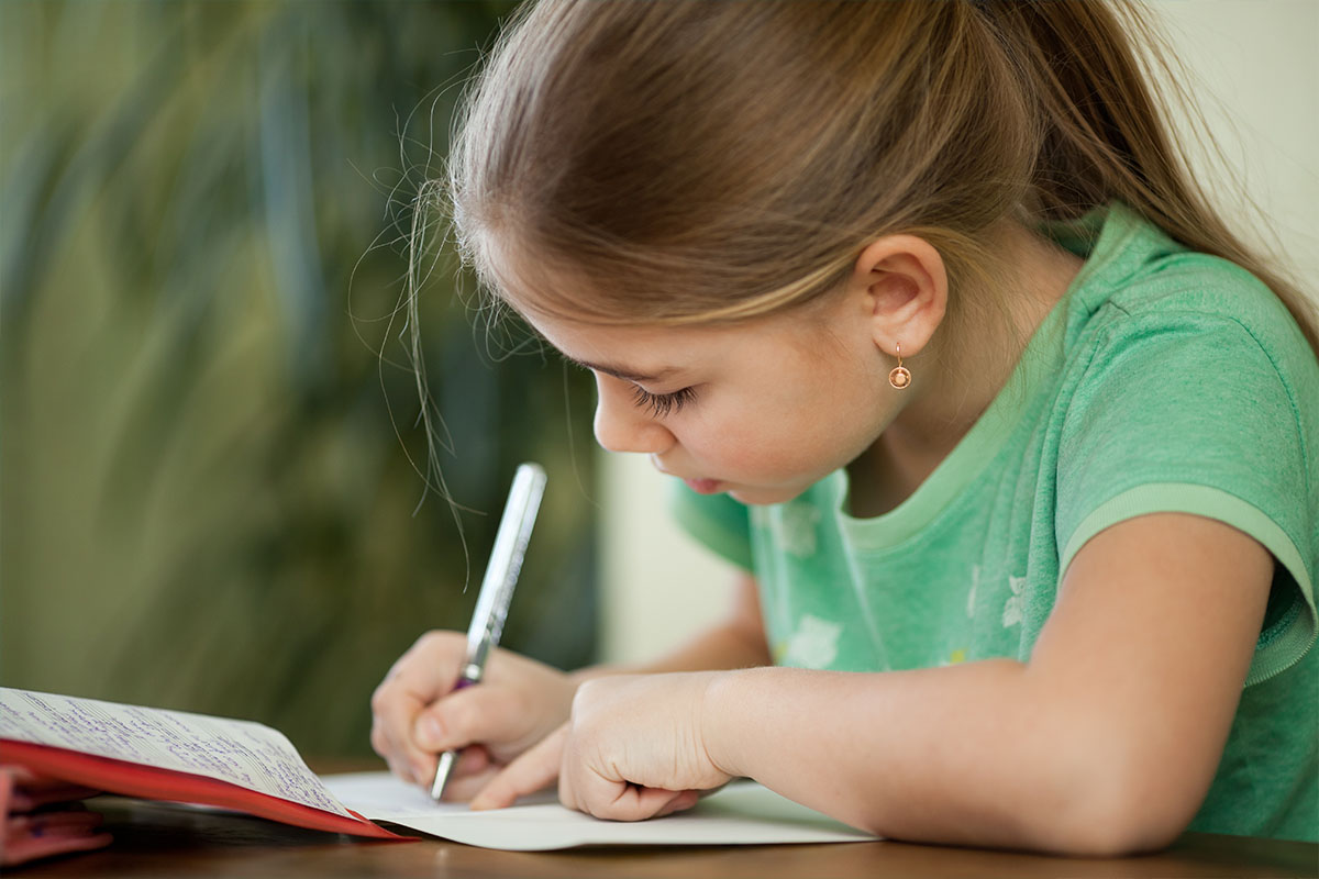 bambina studia