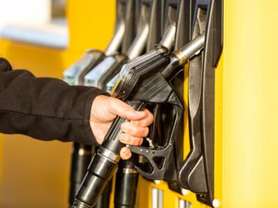 Un uomo al distributore di benzina