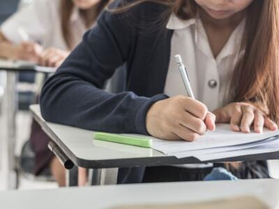 Una studentessa ad un esame