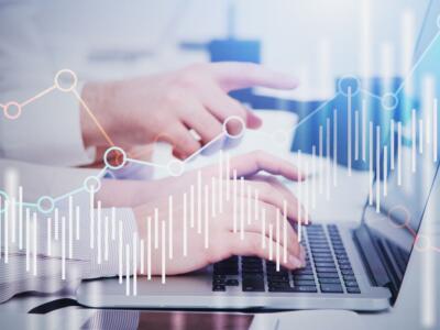 Un impiegato al lavoro digitale