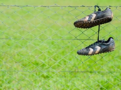 Scarpette da calcio appese al chiodo