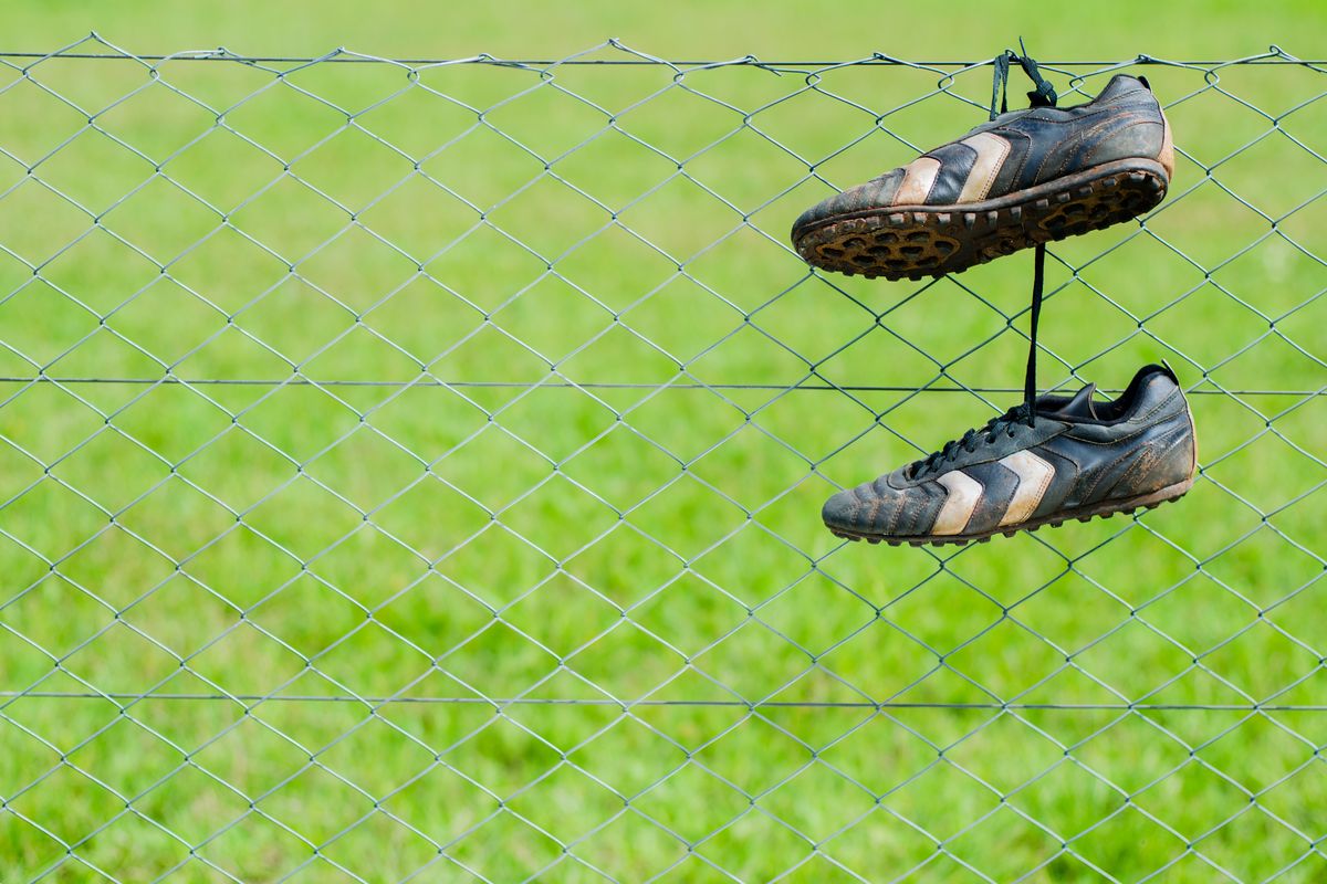 Scarpette da calcio appese al chiodo
