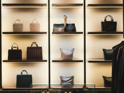 Un negozio di borse d'alta moda