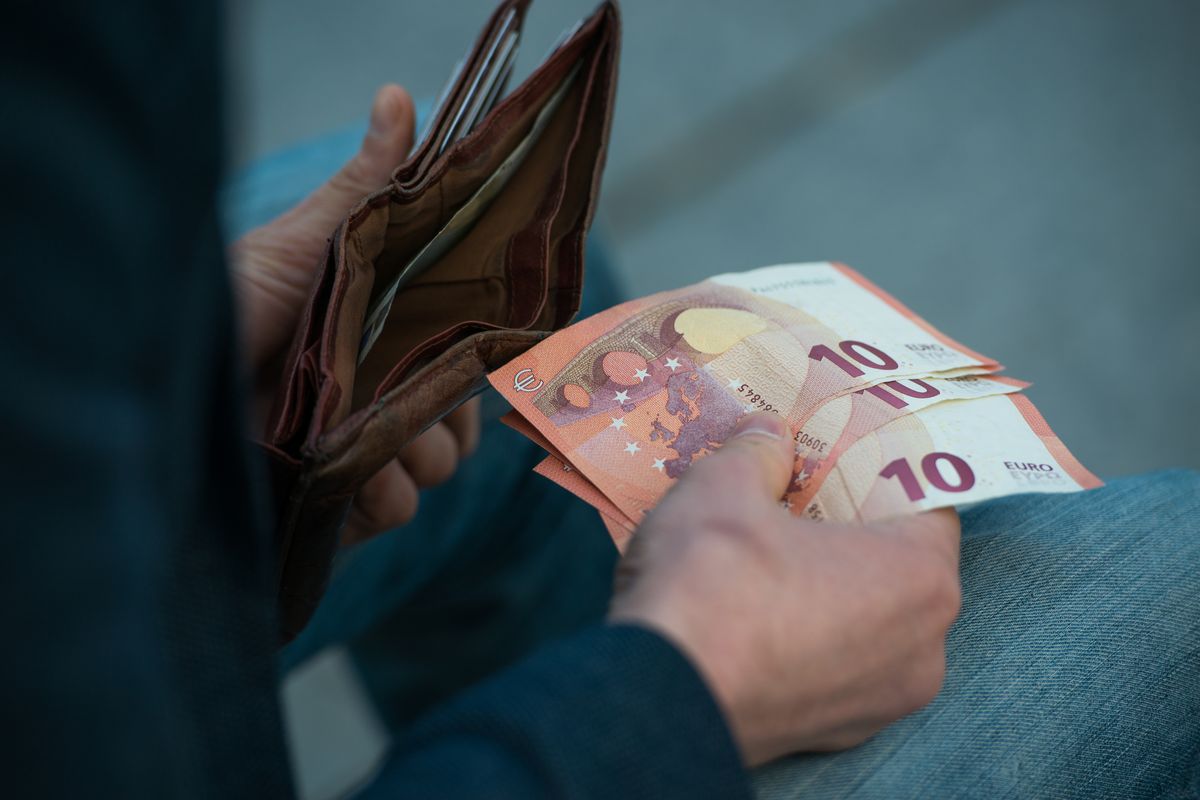 Un uomo conta i suoi soldi