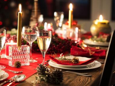 tavola natale candele rosso