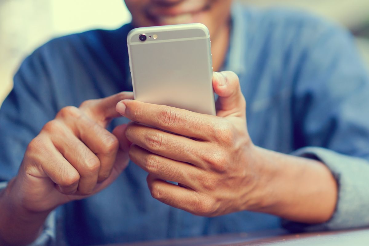 Un uomo usa uno smart phone