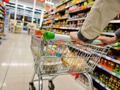 Una persona fa la spesa al supermercato