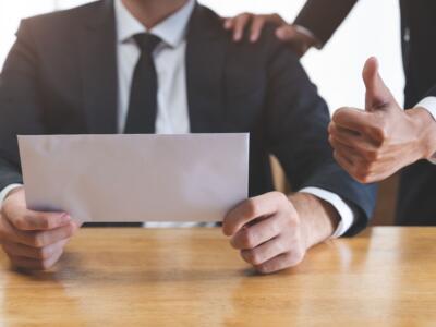 Un capo concede un premio di produttività