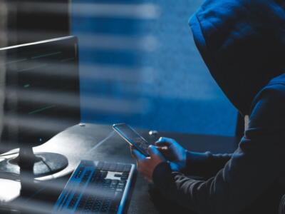 Un hacker compie un attacco informatico con lo smartphone