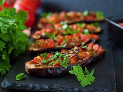 Melanzane al forno con pomodori, aglio e paprica