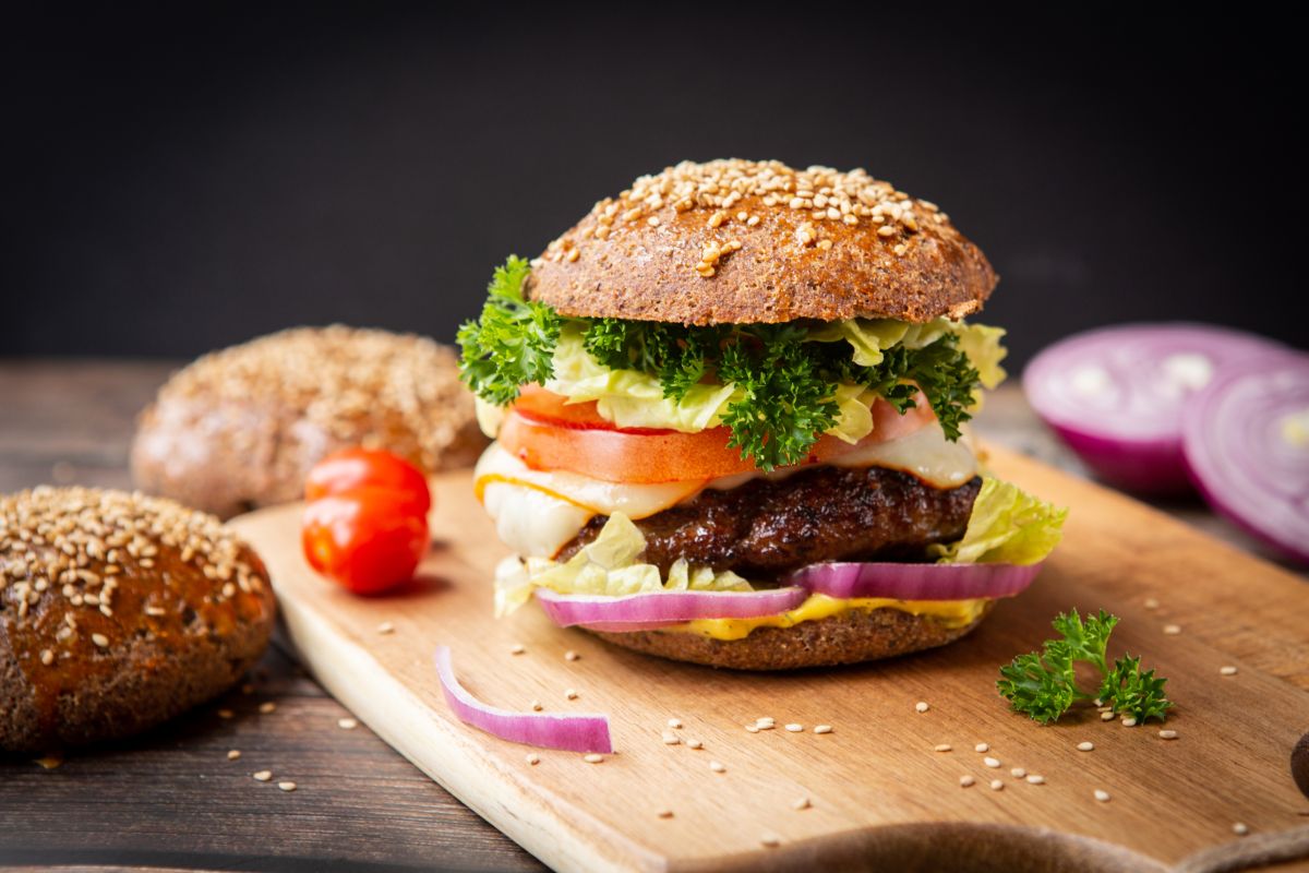 Un burger vegano con pane fresco con semi di lino e sesamo
