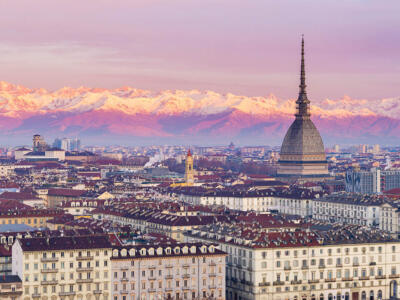 Torino all'alba con la Mole Antonelliana che sovrasta la città