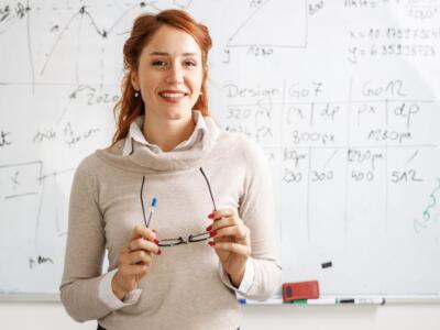 professoressa docente capelli rossi lavagna lezione