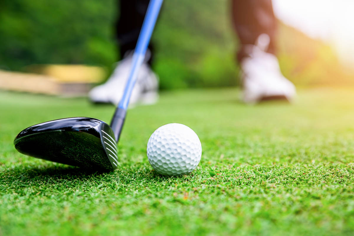 Un giocatore di golf sta per colpire la pallina